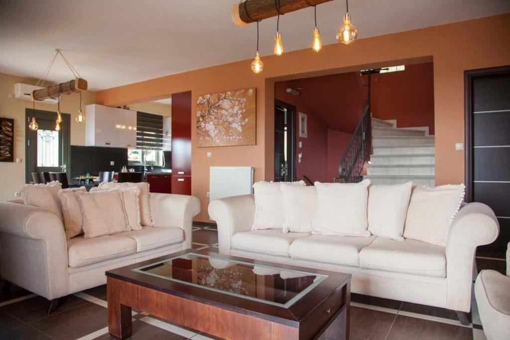 Vila Tzanatos *
